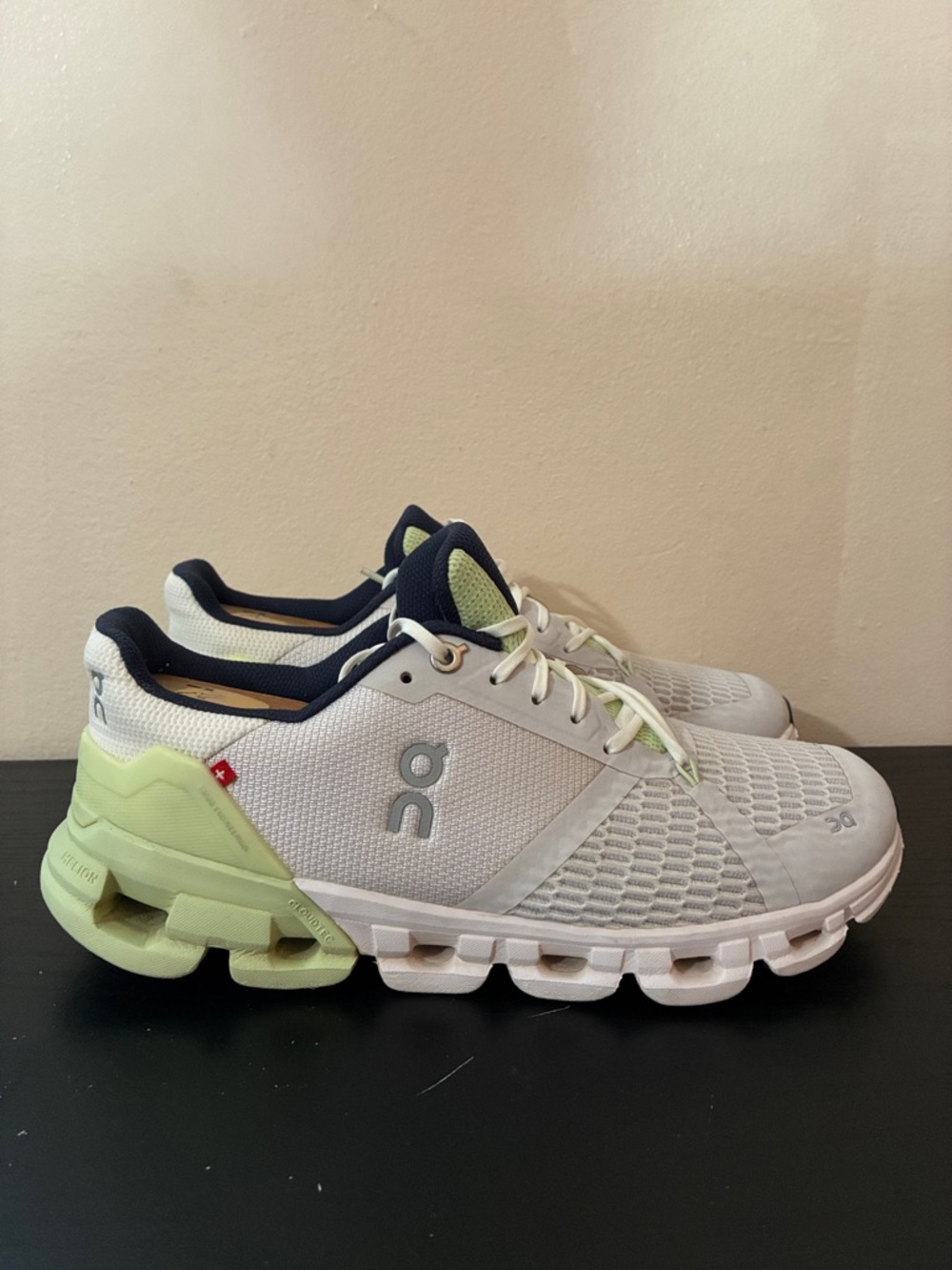 On running cloudflyer Womens size 8 sneakers shoes